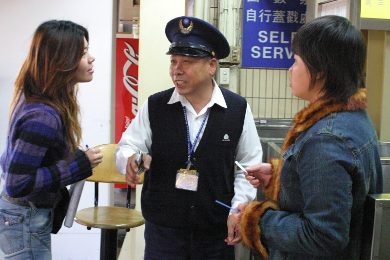 台灣鐵路旅遊攝影台中火車站剪票口2005-02-13攝影照片42