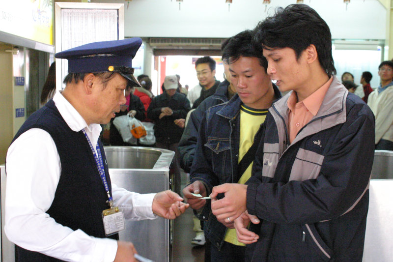 台灣鐵路旅遊攝影台中火車站剪票口2005-02-13攝影照片45