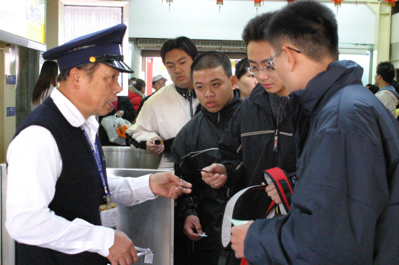 台灣鐵路旅遊攝影台中火車站剪票口2005-02-13攝影照片46