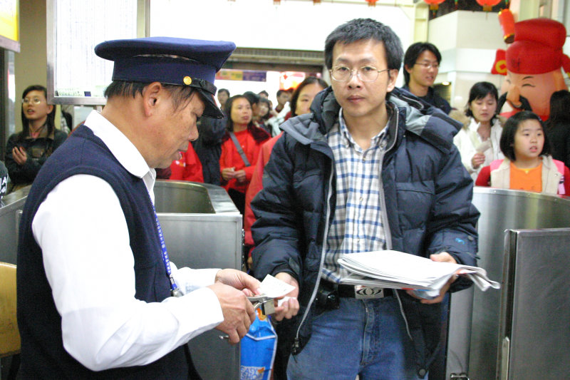 台灣鐵路旅遊攝影台中火車站剪票口2005-02-13攝影照片67