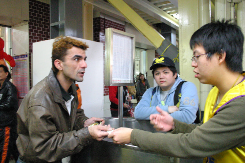 台灣鐵路旅遊攝影台中火車站剪票口2005-02-13攝影照片68