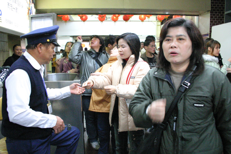 台灣鐵路旅遊攝影台中火車站剪票口2005-02-13攝影照片70