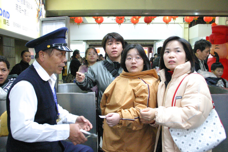 台灣鐵路旅遊攝影台中火車站剪票口2005-02-13攝影照片71