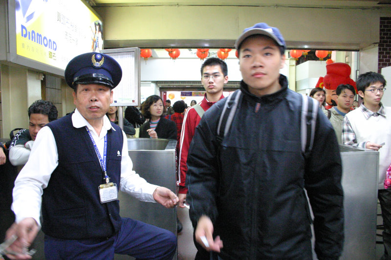 台灣鐵路旅遊攝影台中火車站剪票口2005-02-13攝影照片73