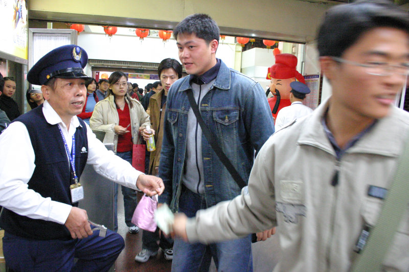 台灣鐵路旅遊攝影台中火車站剪票口2005-02-13攝影照片75