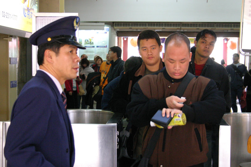 台灣鐵路旅遊攝影台中火車站剪票口2005-02-13攝影照片77