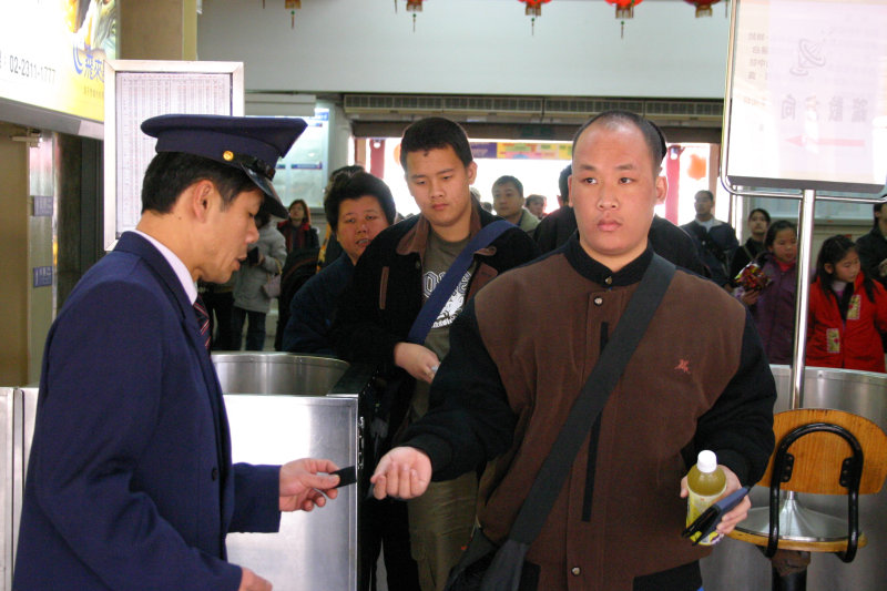 台灣鐵路旅遊攝影台中火車站剪票口2005-02-13攝影照片78