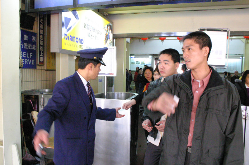 台灣鐵路旅遊攝影台中火車站剪票口2005-02-13攝影照片80