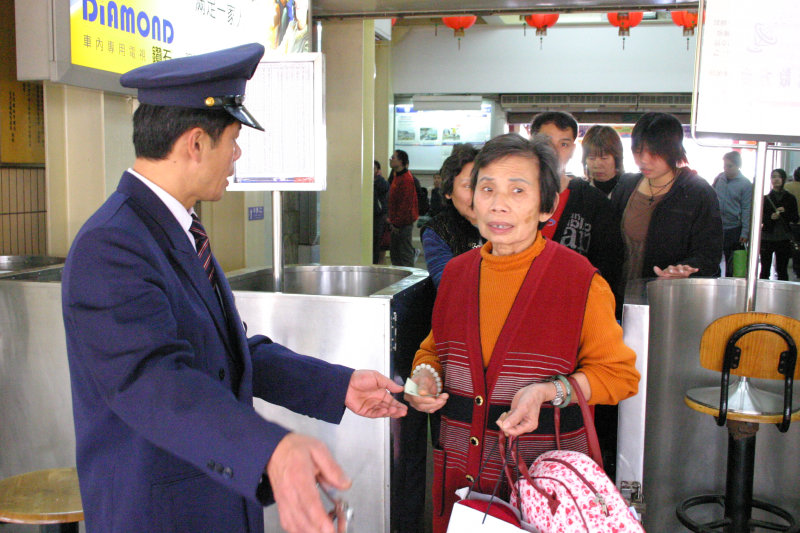 台灣鐵路旅遊攝影台中火車站剪票口2005-02-13攝影照片81