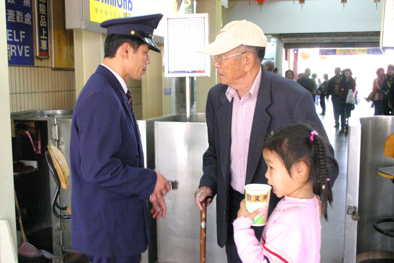 台灣鐵路旅遊攝影台中火車站剪票口2005-02-13攝影照片82