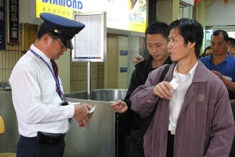 台灣鐵路旅遊攝影台中火車站剪票口2005-02-13攝影照片85