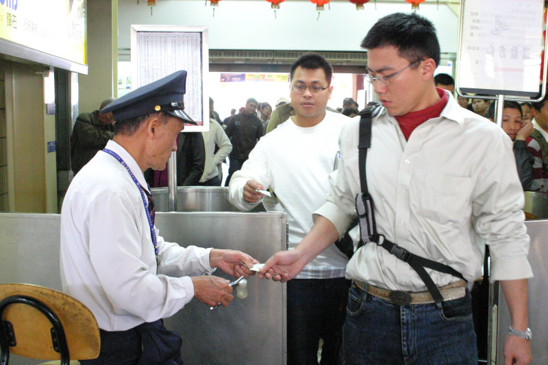 台灣鐵路旅遊攝影台中火車站剪票口2005-02-13攝影照片88