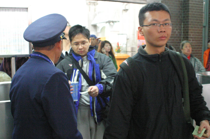 台灣鐵路旅遊攝影台中火車站剪票口2006攝影照片1