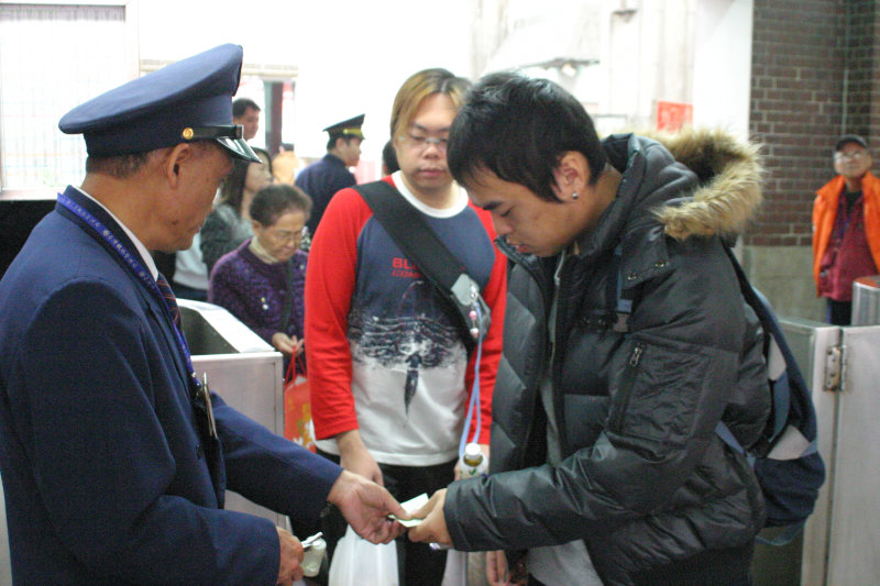 台灣鐵路旅遊攝影台中火車站剪票口2006攝影照片4