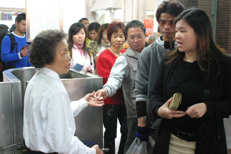台灣鐵路旅遊攝影台中火車站剪票口2006攝影照片9