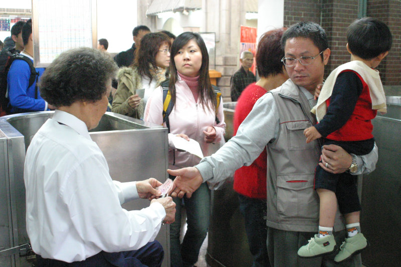 台灣鐵路旅遊攝影台中火車站剪票口2006攝影照片10
