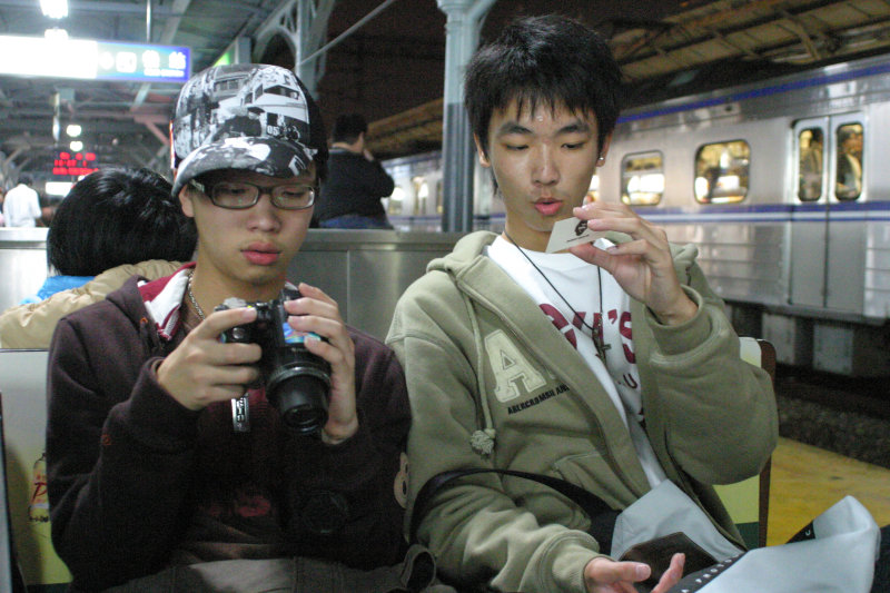 台灣鐵路旅遊攝影台中火車站月台交談旅客2006-01-31攝影照片3