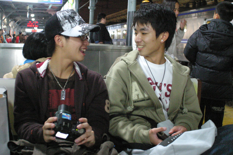 台灣鐵路旅遊攝影台中火車站月台交談旅客2006-01-31攝影照片8