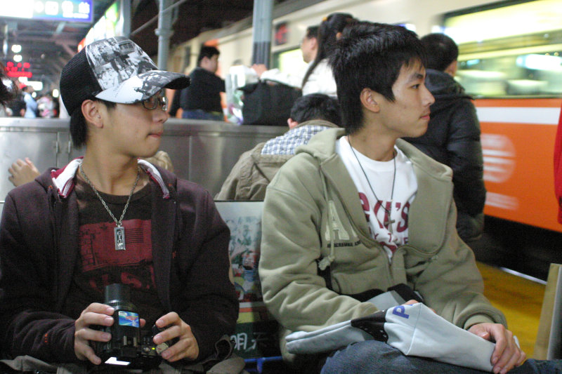 台灣鐵路旅遊攝影台中火車站月台交談旅客2006-01-31攝影照片11