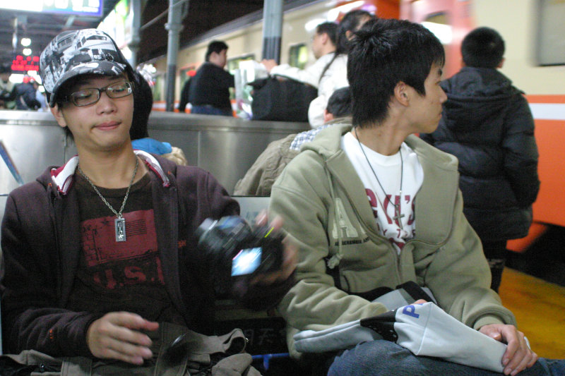 台灣鐵路旅遊攝影台中火車站月台交談旅客2006-01-31攝影照片13
