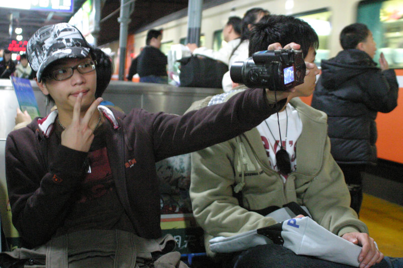 台灣鐵路旅遊攝影台中火車站月台交談旅客2006-01-31攝影照片14