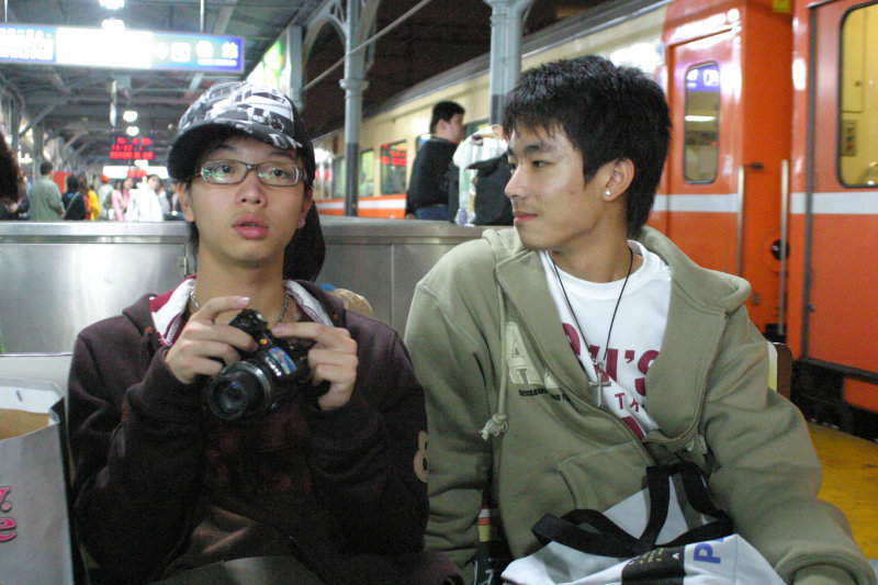 台灣鐵路旅遊攝影台中火車站月台交談旅客2006-01-31攝影照片16