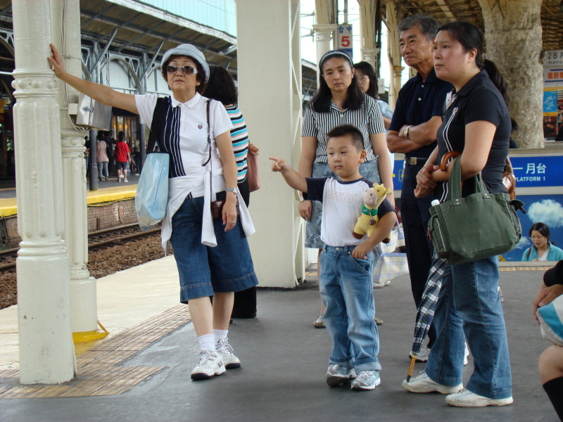 台灣鐵路旅遊攝影台中火車站月台交談旅客2007攝影照片1