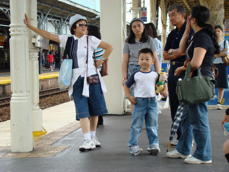台灣鐵路旅遊攝影台中火車站月台交談旅客2007攝影照片2