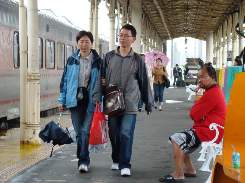 台灣鐵路旅遊攝影台中火車站月台交談旅客2007攝影照片3