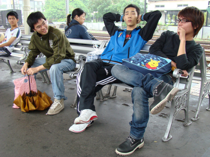台灣鐵路旅遊攝影台中火車站月台交談旅客2007攝影照片5