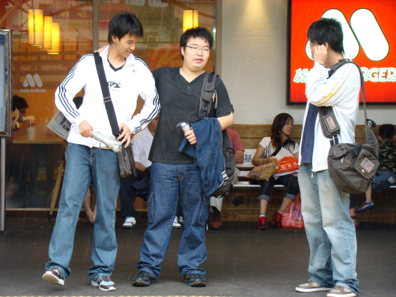 台灣鐵路旅遊攝影台中火車站月台交談旅客2007攝影照片15