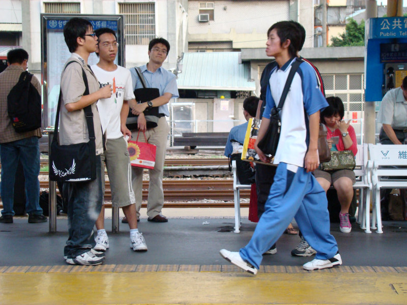 台灣鐵路旅遊攝影台中火車站月台交談旅客2007攝影照片20