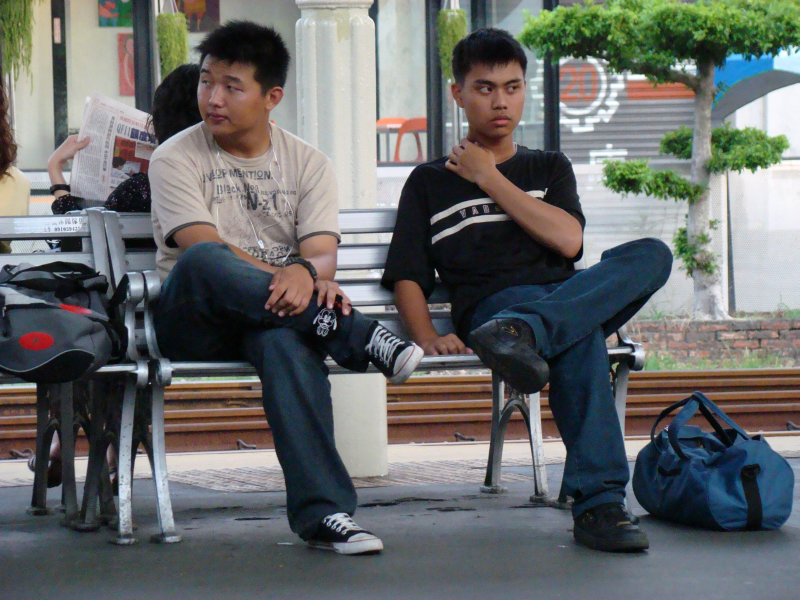 台灣鐵路旅遊攝影台中火車站月台交談旅客2007攝影照片22