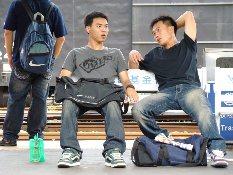 台灣鐵路旅遊攝影台中火車站月台交談旅客2007攝影照片31
