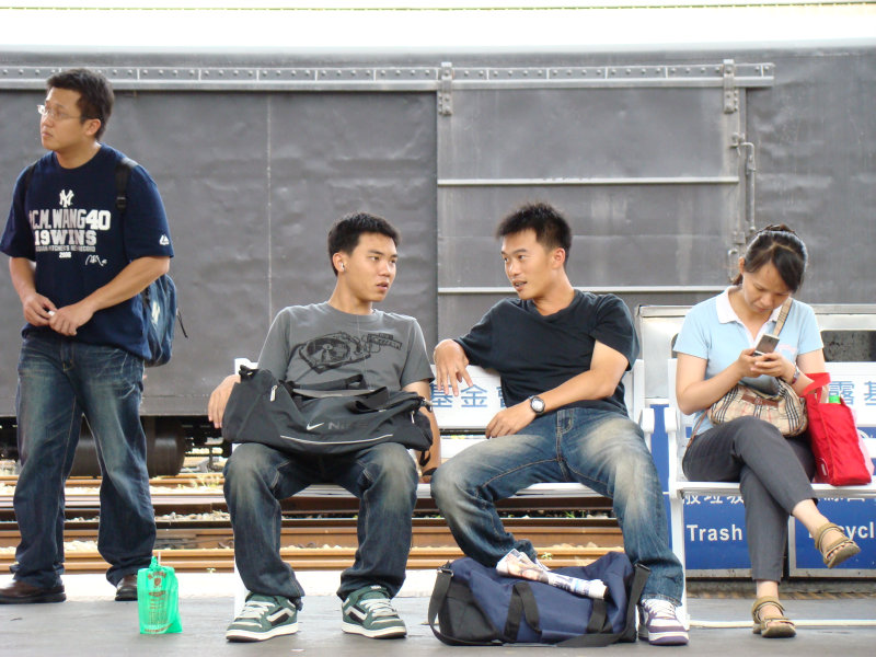 台灣鐵路旅遊攝影台中火車站月台交談旅客2007攝影照片34