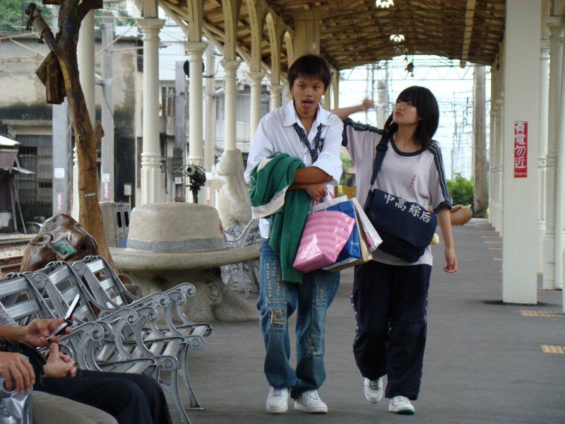 台灣鐵路旅遊攝影台中火車站月台交談旅客2007攝影照片39