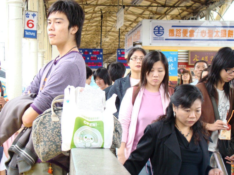 台灣鐵路旅遊攝影台中火車站月台交談旅客2007攝影照片40