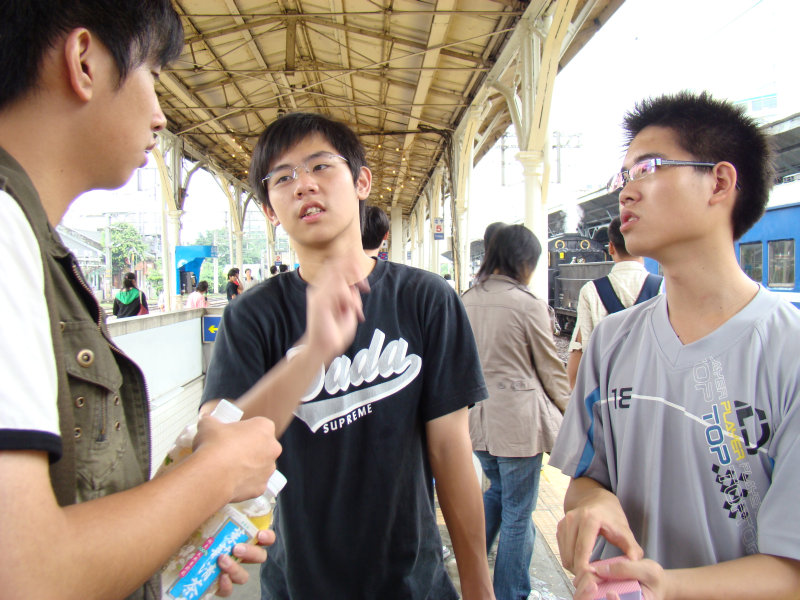 台灣鐵路旅遊攝影台中火車站月台交談旅客2007攝影照片41