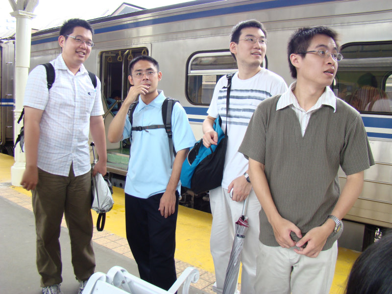 台灣鐵路旅遊攝影台中火車站月台交談旅客2007攝影照片47