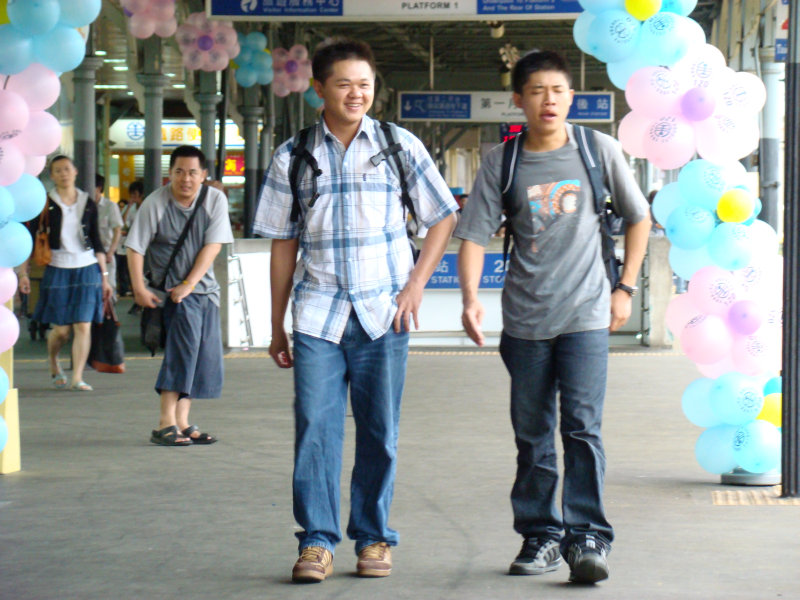台灣鐵路旅遊攝影台中火車站月台交談旅客2007攝影照片50