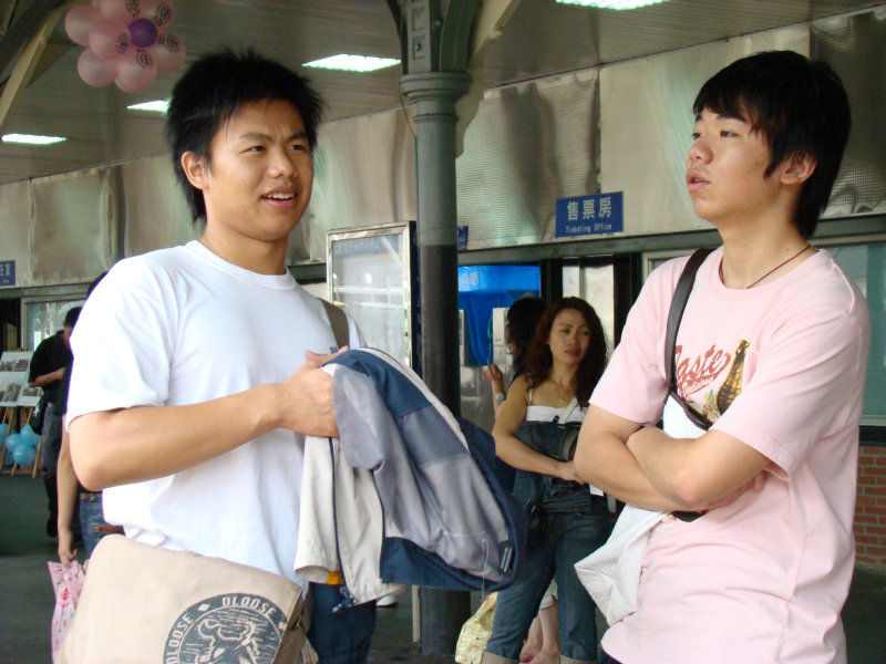 台灣鐵路旅遊攝影台中火車站月台交談旅客2007攝影照片53