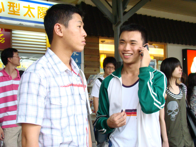 台灣鐵路旅遊攝影台中火車站月台交談旅客2007攝影照片58