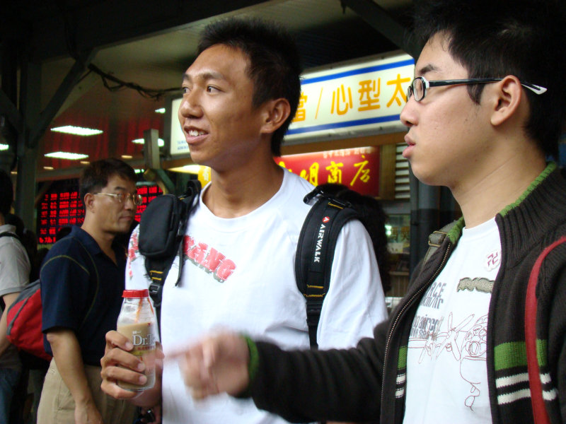 台灣鐵路旅遊攝影台中火車站月台交談旅客2007攝影照片65