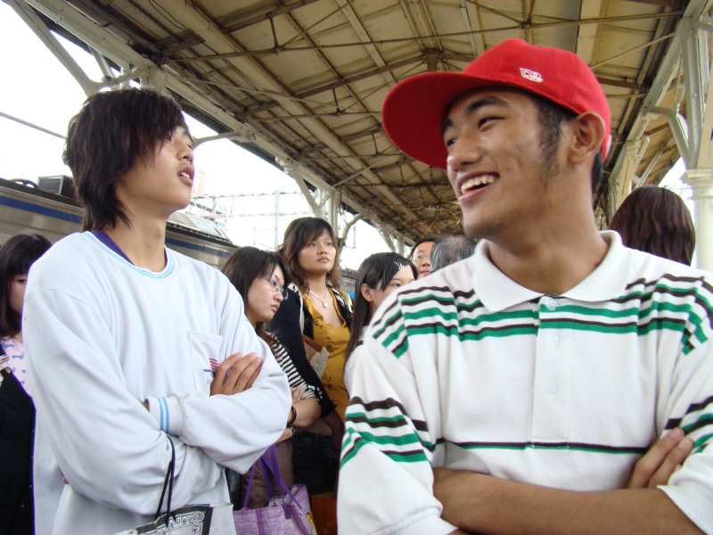 台灣鐵路旅遊攝影台中火車站月台交談旅客2007攝影照片66