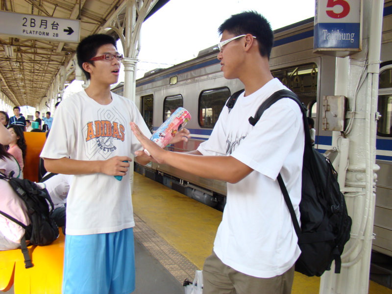 台灣鐵路旅遊攝影台中火車站月台交談旅客2007攝影照片68