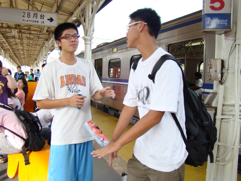 台灣鐵路旅遊攝影台中火車站月台交談旅客2007攝影照片69