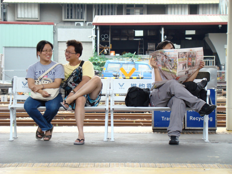 台灣鐵路旅遊攝影台中火車站月台交談旅客2007攝影照片95