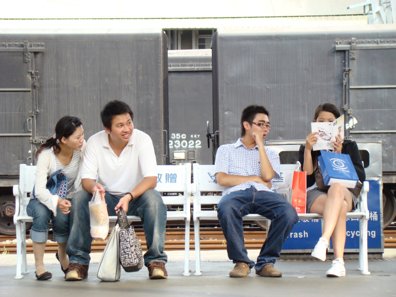 台灣鐵路旅遊攝影台中火車站月台交談旅客2007攝影照片99