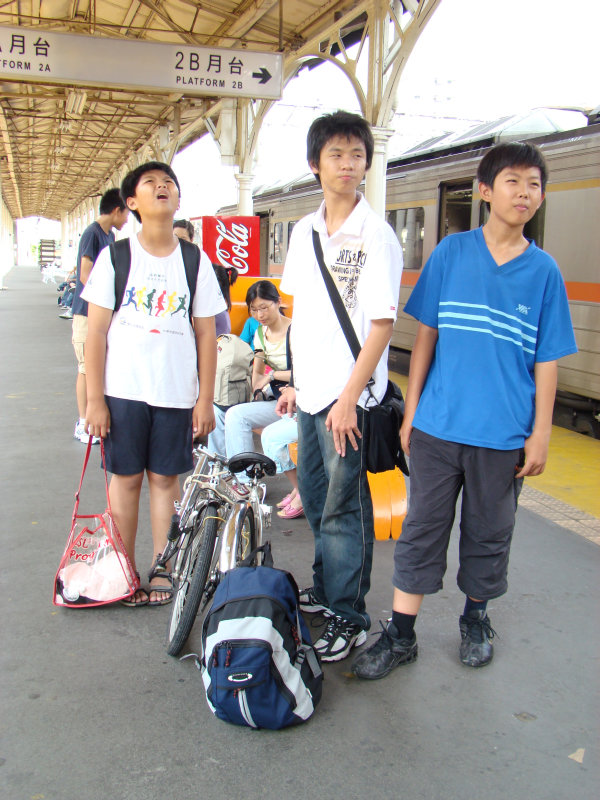 台灣鐵路旅遊攝影台中火車站月台交談旅客2007攝影照片100