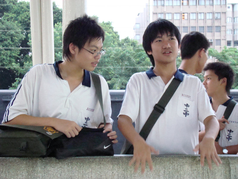 台灣鐵路旅遊攝影台中火車站月台交談旅客2007攝影照片130